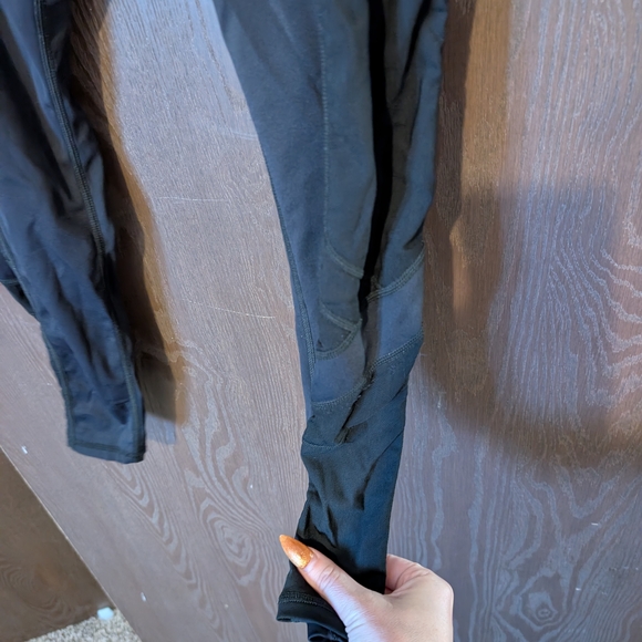 Black High-Waisted Leggings - Picture 4 of 8